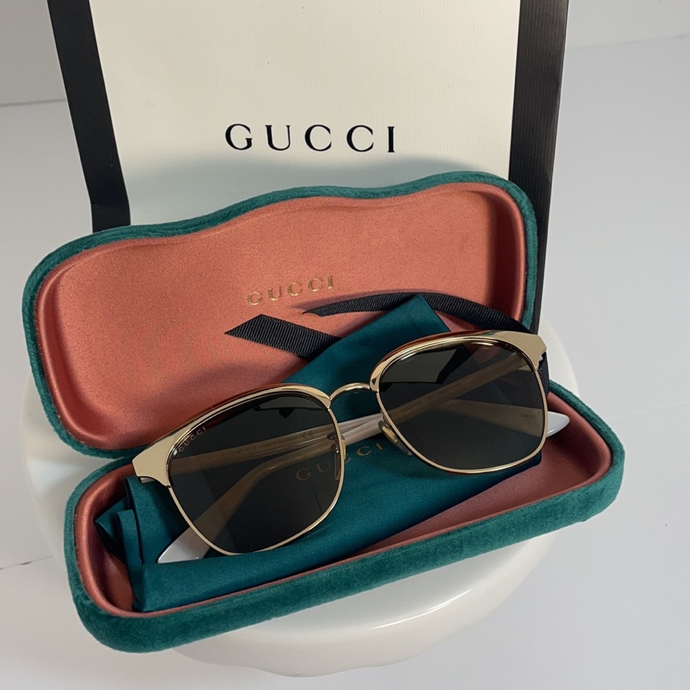 💚NEW💚GUCCI SUNGLASSES WITH AUTHENTICITY CERTIFICATE CARD/ WITH BOX AND DUST BAG